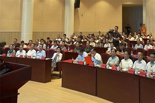 第十九届玉雕节暨文化创意产业大会2.jpg